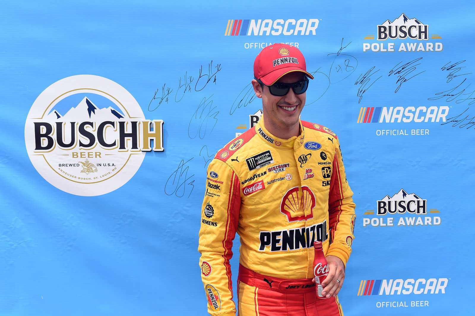Joey Logano tak terkalahkan dalam tahap pembukaan di Michigan